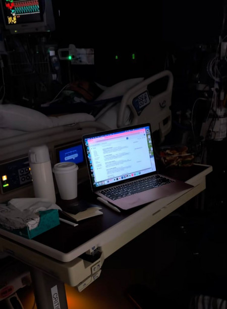 Sambil Nungguin Suami di Rumah Sakit, Wamen Stella Kerja hingga Cek Paper