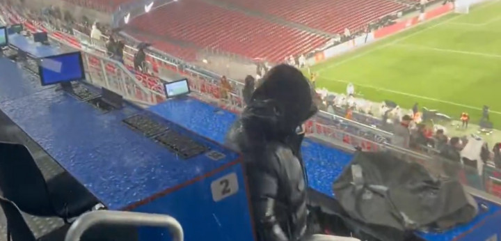 Duh! Baru Dipugar Camp Nou Bocor Seperti Air Terjun