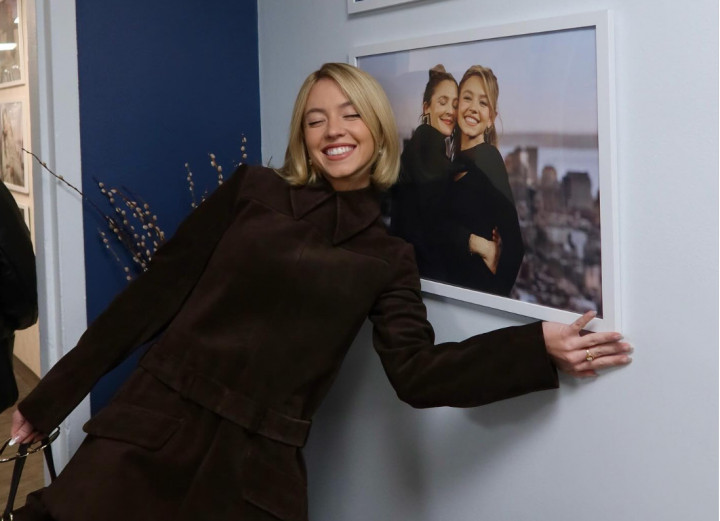 Sydney Sweeney Pajang Bra di Hollywood Sign, Berujung jadi Masalah