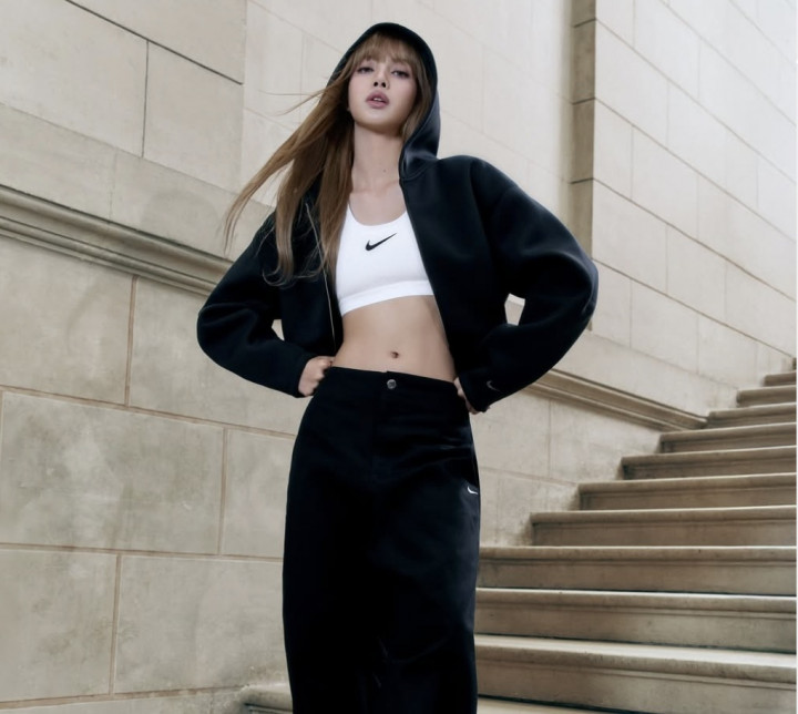 Pangling Banget! Lisa BLACKPINK Tunjukkan Kostum Konser yang Dibuat dari Nike