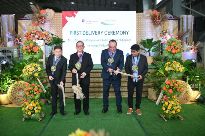 Prosesi pemotongan pita oleh (dari kiri ke kanan) Wakil Presiden Direktur Astra Otoparts Yusak Kristian Solaeman, Presiden Direktur Astra Otoparts Hamdhani Dzulkarnaen Salim, Senior Assistant Vice President Parts & Procurement Honda Philippines Inc. Shins