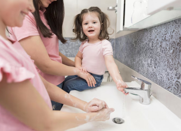 Anak Nangis Tiap Moms ke Kamar Mandi? Bisa Jadi Separation Anxiety