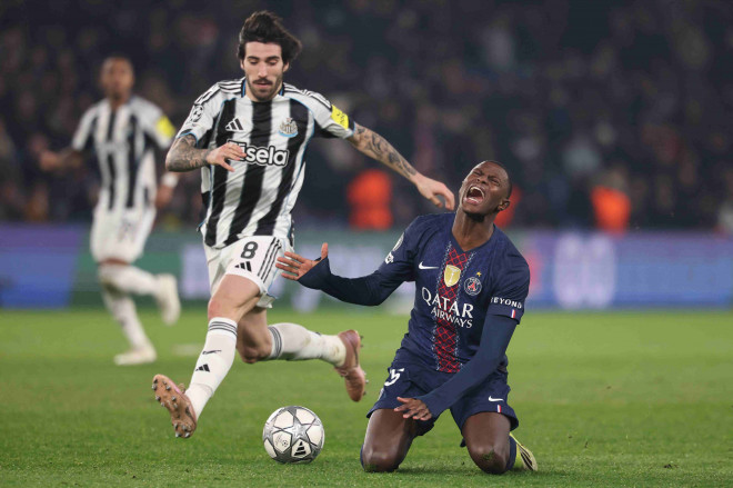 Suasana laga PSG vs Newcastle. (FRANCK FIFE / AFP)