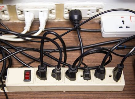 Perangkat Elektronik yang Tidak Boleh Dicolok ke Terminal Listrik