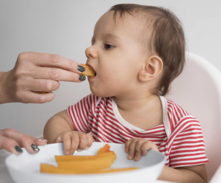 Bayi Tersedak Saat Makan? Jangan Panik, Ini Cara Aman Mengatasinya