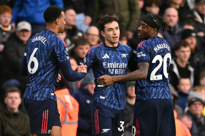 Gelandang Arsenal, Martin Zubimendi (tengah), merayakan golnya ke gawang Leeds United (AFP/Oli Scarff)