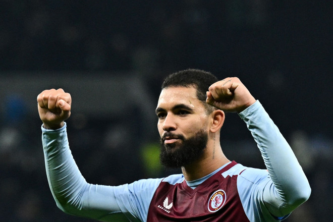Gelandang Aston Villa, Douglas Luiz (AFP/Ben Stansall)