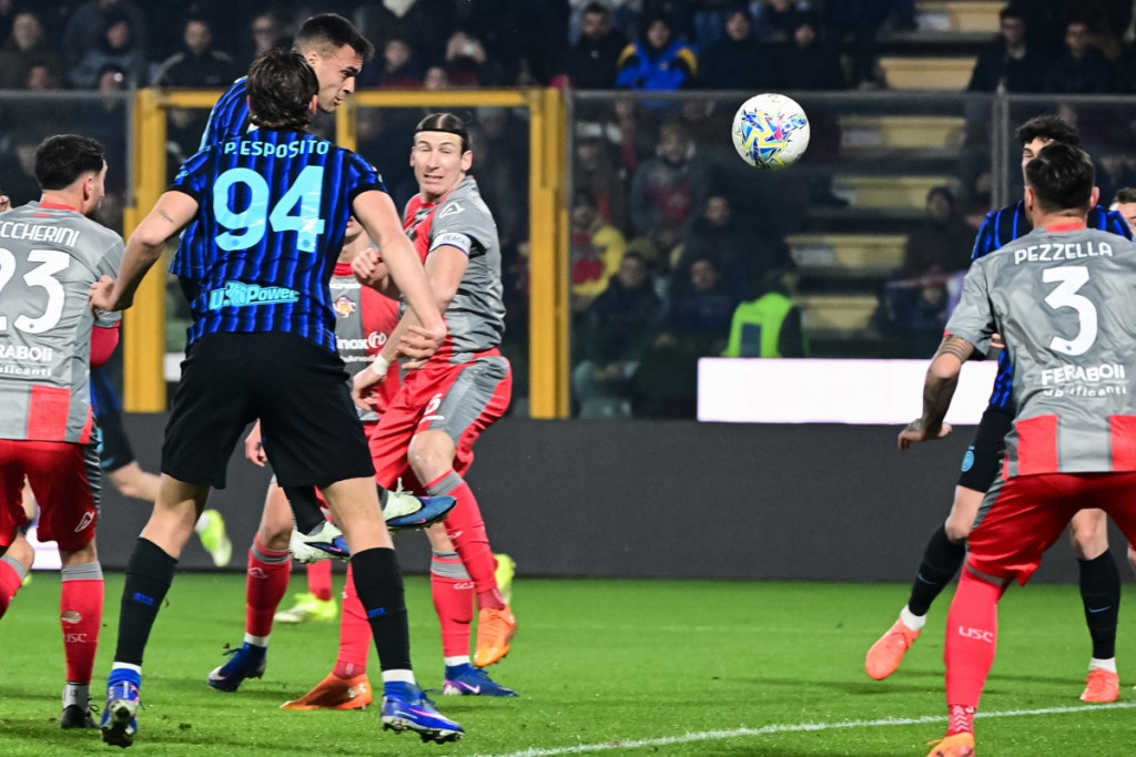 Penyerang Inter Milan, Lautaro Martinez, mencetak gol ke gawang Cremonese (AFP/Piero Cruciatti)