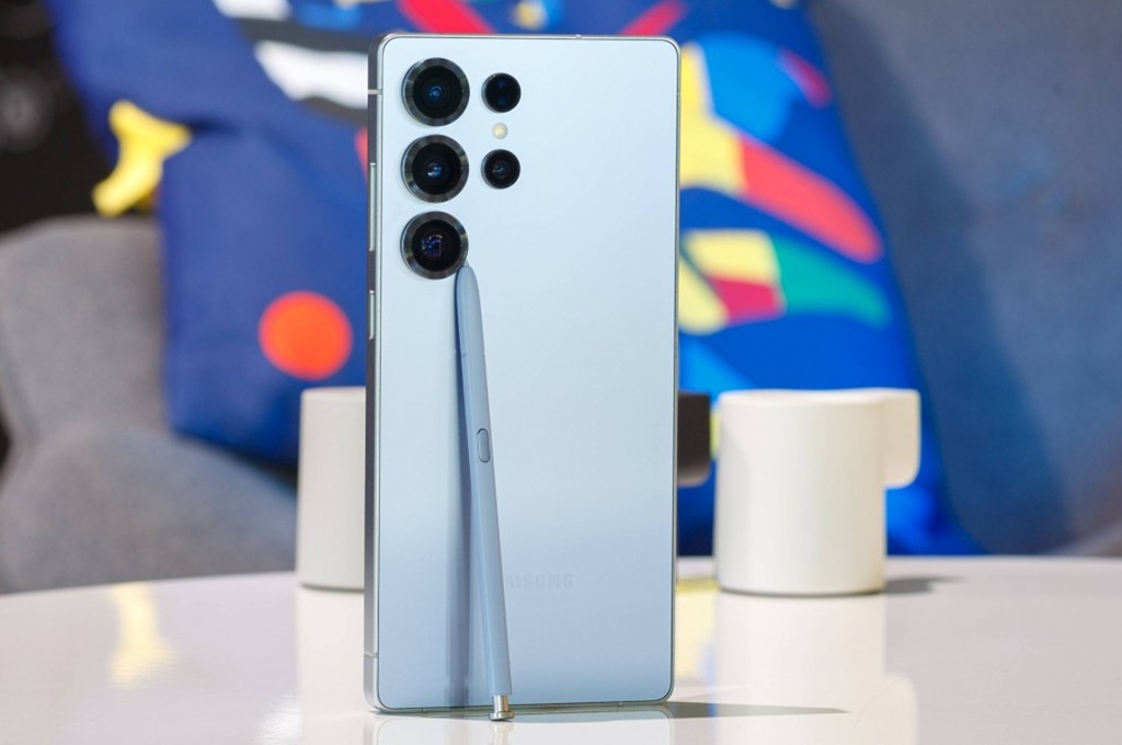 Bocoran terbaru memperlihatkan desain realistis Galaxy S26 Ultra dengan warna baru, kamera 200MP, layar 6,9 inci, dan peningkatan performa.