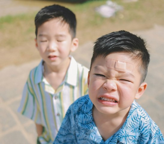 Drama Kesusupan Serpihan Kayu: Cara Jinakin Si Kecil Biar Gak Ngereog Pas Dicabut