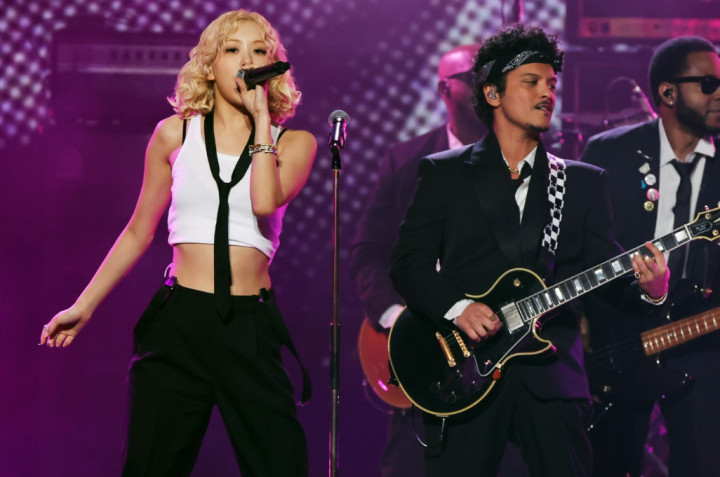 ROSÉ dan Bruno Mars Bawakan Versi Baru 