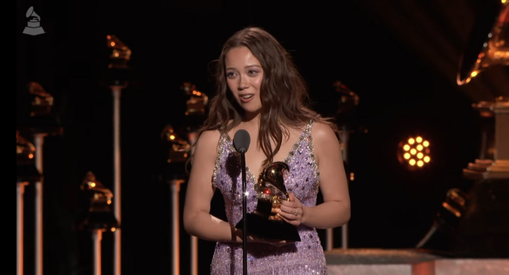 Laufey bawa pulang piala Grammy Awards 2026 (Foto: dok.YouTube @RecordingAcademy)