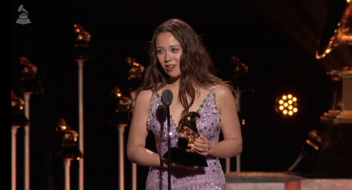 Laufey Bawa Pulang Grammy 2026, Kalahkan Lady Gaga hingga Barbra Streisand