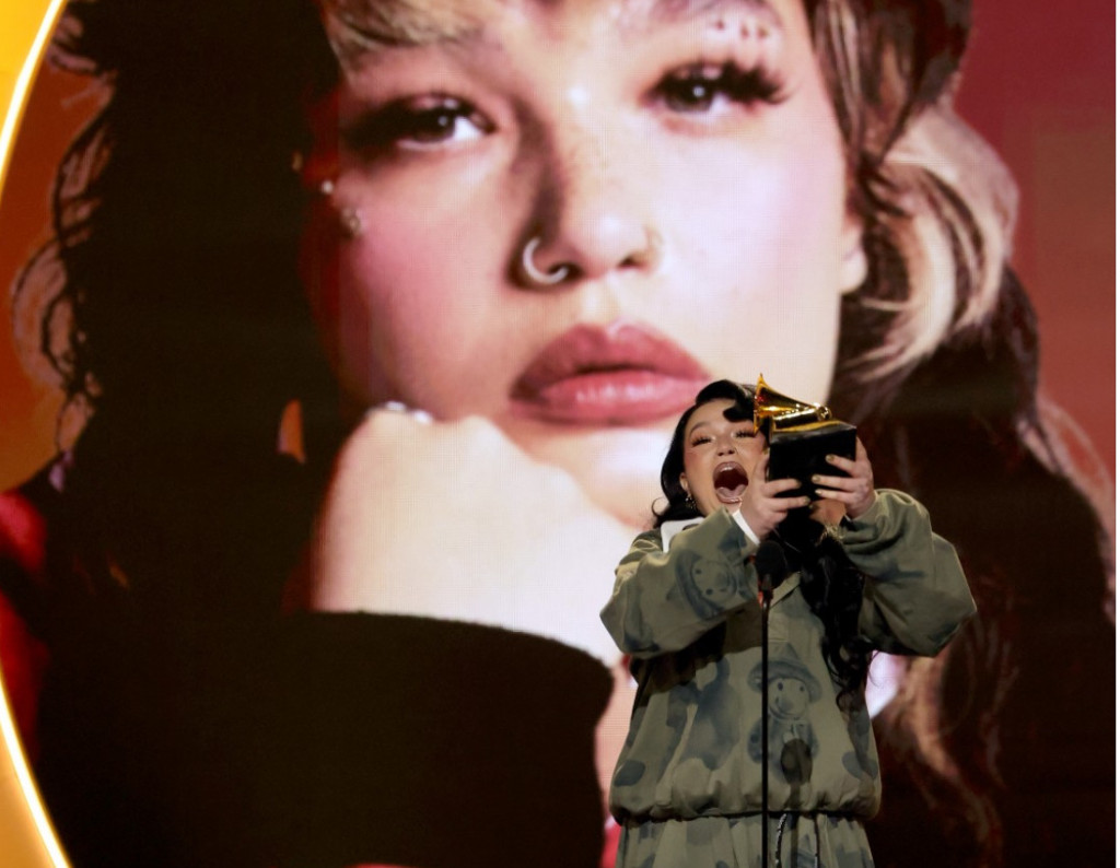 Lola Young (Foto: instagram @grammys)