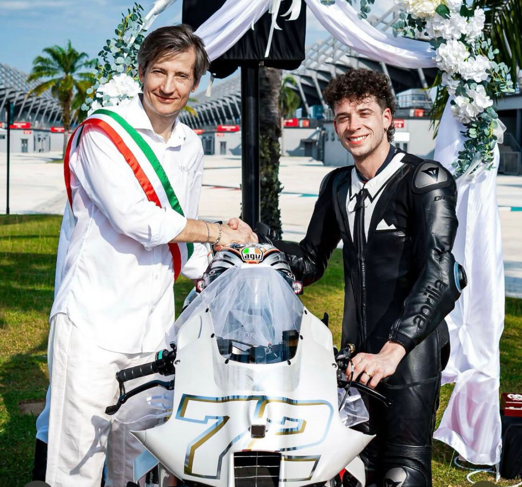 Marco Bezzecchi menggelar prosesi pernikahan dengan motor balap Aprilia RS-GP Albarosa. (instagram @marcobez72)