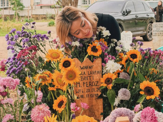 Kembali dari Australia, Awkarin Langsung Ziarah ke Makam Lula