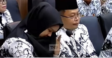 Curhat ke Anggota DPR, Guru Honorer Nangis Ceritakan Sulitnya jadi PPPK hingga Jadi Tukang Antar Jemput Loundry