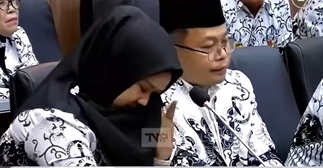Curhat ke Anggota DPR, Guru Honorer Nangis Ceritakan Sulitnya jadi PPPK hingga Jadi Tukang Antar Jemput Loundry