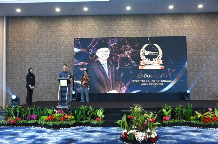 Mendikdasmen Abdul Mu'ti Dianugerahi Predikat Tokoh Pencetak Karakter Unggul Pelajar Indonesia