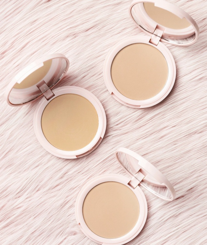 Rekomendasi Bedak Tabur Lokal yang Bikin Makeup Auto Smooth