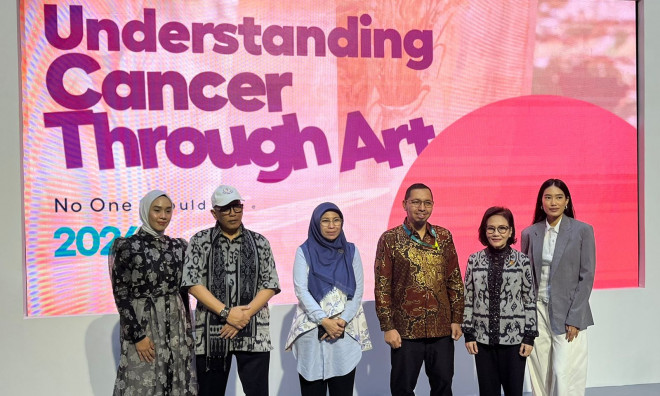 (ki-ka) Oncology Business Unit Director, Derisha Amalia Putri; Ketua Umum Yayasan Kanker Indonesia (YKI), Prof. Dr. dr. Aru Wisaksono Sudoyo, SpPD-KHOM, FINASIM, FACP; Direktur Promosi Kesehatan dan Kesehatan Komunitas Kementerian Kesehatan RI, dr. Niken 