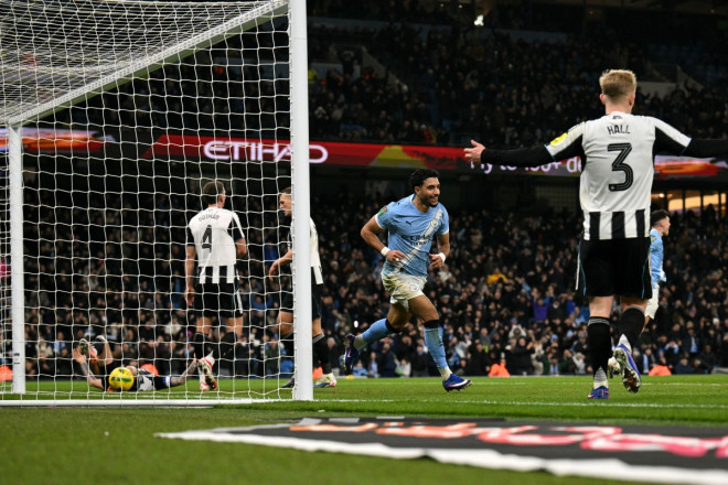 Penyerang Manchester City, Omar Marmoush, mencetak gol ke gawang Newcastle United (AFP/Oli Scarff)