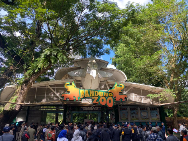 Kebun Binatang Bandung. 