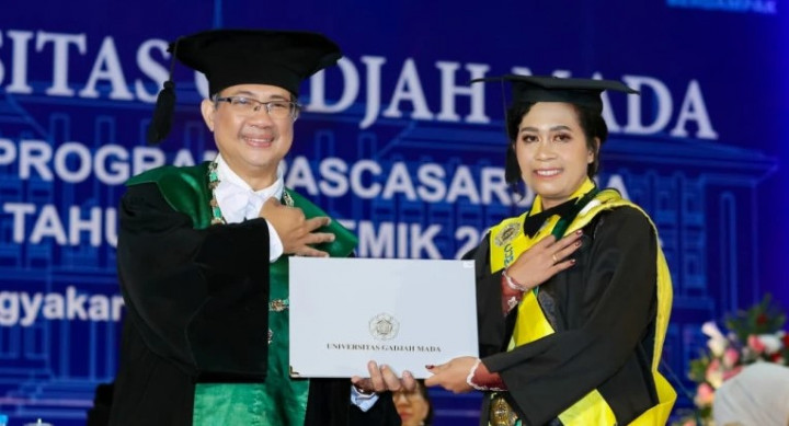 Cerita Merlins, Mahasiswa Asal Papua Jadi Wisudawan Tercepat Dokter Spesialis UGM