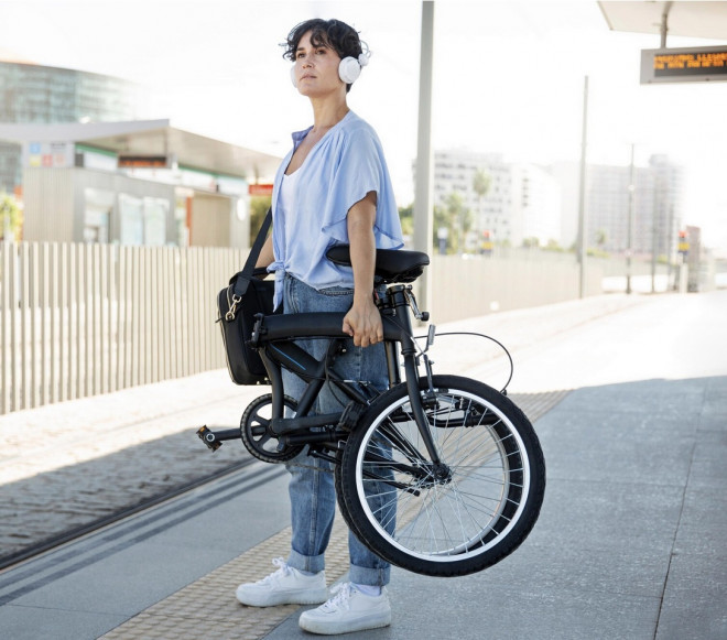 Sepeda lipat digemari karena mudah dibawa bepergian. Ilustrasi Freepik