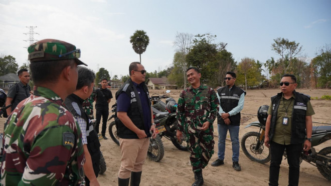 Direktur Utama BRI Insurance, Budi Legowo salurkan bantuan ke warga terdampak bencana. ist