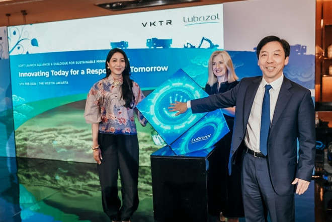 Vice President Asia Pacific Lubrizol, Henry Liu (kanan) dan Chief of Corporate Affairs VKTR, Indah Permatasari Saugi (kiri). 