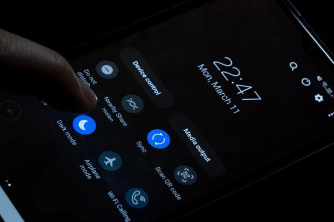 Temukan manfaat dark mode selain membuat tampilan layar gelap.