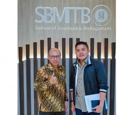Di Sela Kesibukan Jadi Seskab, Teddy Indra Wijaya Tempuh Studi Doktor di SBM ITB