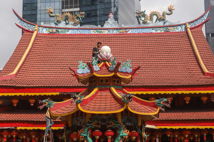 Sambut Imlek, Warga Keturunan Tionghoa Bersih-bersih Wihara