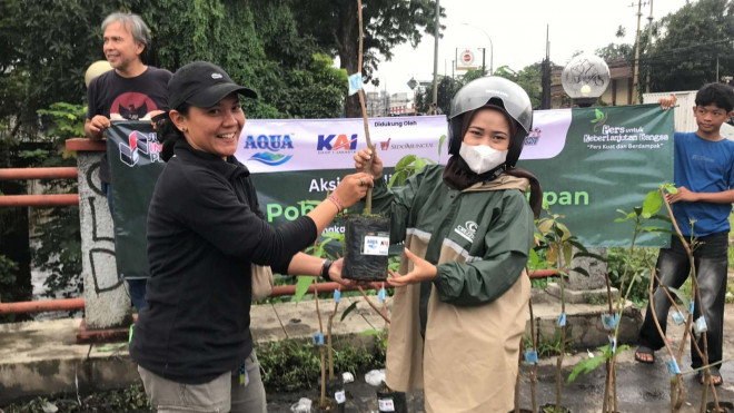 Jurnalis Indonesia Peduli (JIP) bagikan ratusan bibit pohon produktif ke pengendara motor di Depok. ist