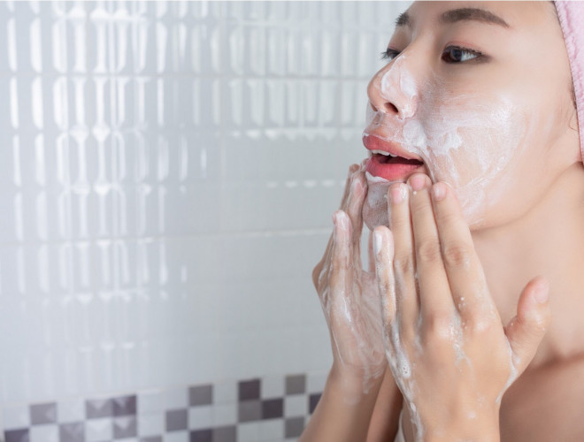 Banyak brand lokal maupun internasional menghadirkan facial cleanser. Ilustrasi Freepik