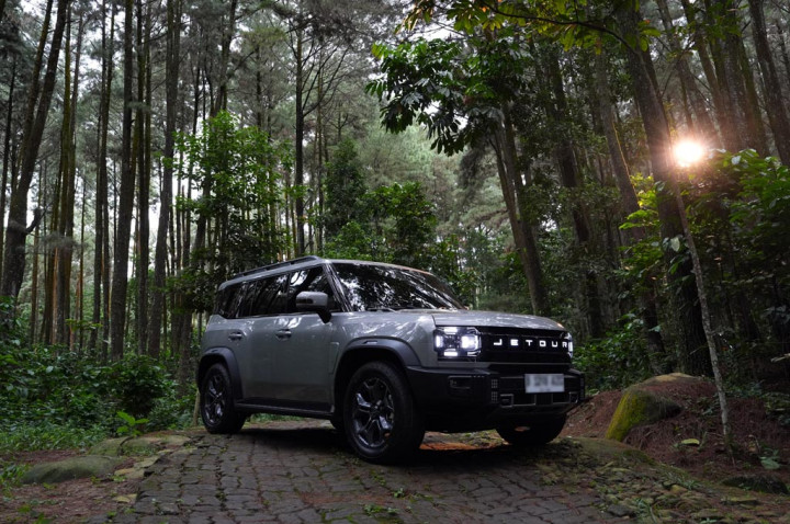 Ini Penyebab Jetour T2 Terbakar di Tol Jagorawi, Murni Kecelakaan!