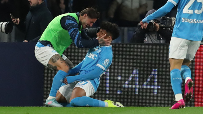 Selebrasi gol Alisson Santos dalam laga Napoli vs AS Roma. (CARLO HERMANN / AFP)