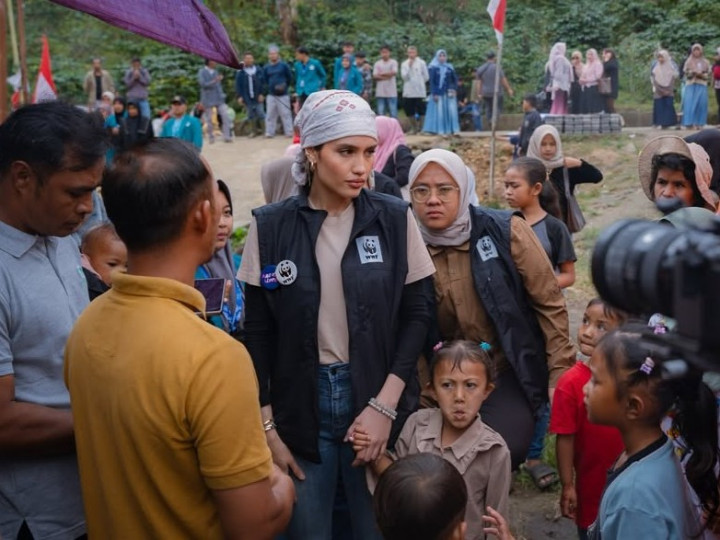 Pengalaman Emosional Cinta Laura Kunjungi Korban Banjir Aceh