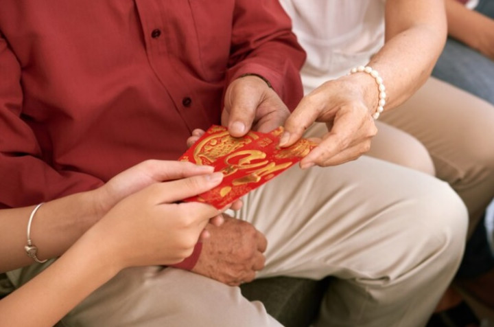 Siapa Saja Pemberi dan Penerima Angpau? Begini Aturannya