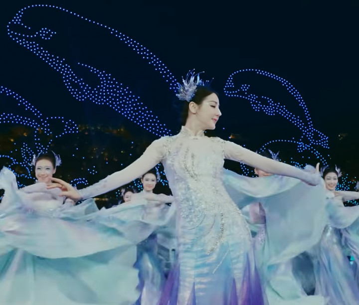 Bak Putri Duyung, Dilraba Dilmurat Tampil Memukau dalam Tarian Bawah Air di Gala Imlek CCTV 2026