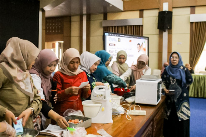 95 ibu rumah tanggan di Kerinci mendapatkan pelatihan mengolah kue kering rendah kalori. ist
