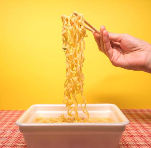 Jangan Asal Slurp! Ini Alasan Mie Imlek Gak Boleh Putus Tengah Jalan