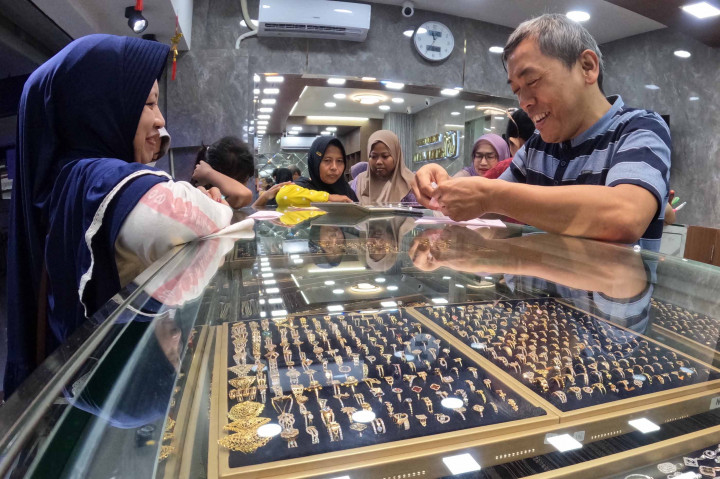 Awal Ramadan 2026, Aktivitas Jual Beli Emas di Pasar Anyar Masih Lesu
