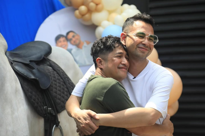 Irfan Hakim Beri Kado 