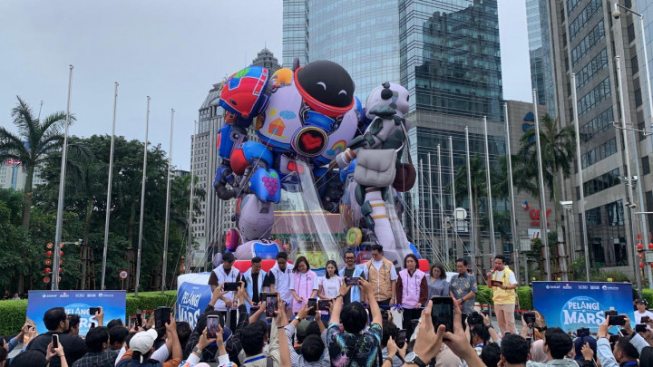 Balon Raksasa Pelangi di Mars 'Invasi' Pusat Bisnis Jakarta