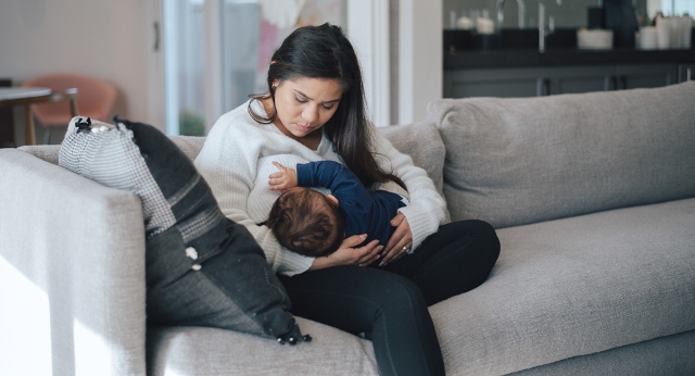   Memahami bahwa setiap bayi memiliki dinamika unik dalam proses menyusui membantu mengurangi rasa khawatir.   (Foto: Dok. BabyCenter/Nathan Haniger)