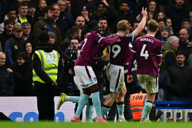 Pemain Burnley merayakan gol Zian Flemming (19) ke gawang Chelsea (AFP/Ben Stansall)
