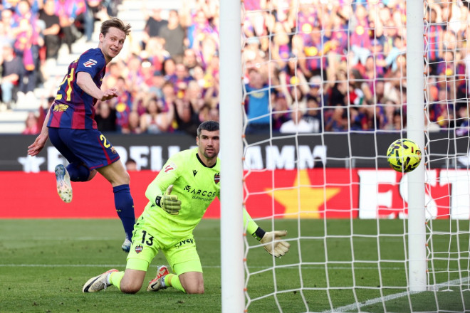 Gelandang Barcelona, Frenkie de Jong, membobol gawang Levante (AFP/Josep Lago)