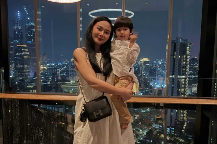 Denise Chariesta Cari Pendonor Sperma Bermata Biru dan Tinggi 190 cm